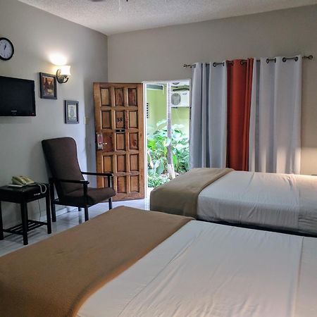 Christar Villas Hotel Kingston Ngoại thất bức ảnh