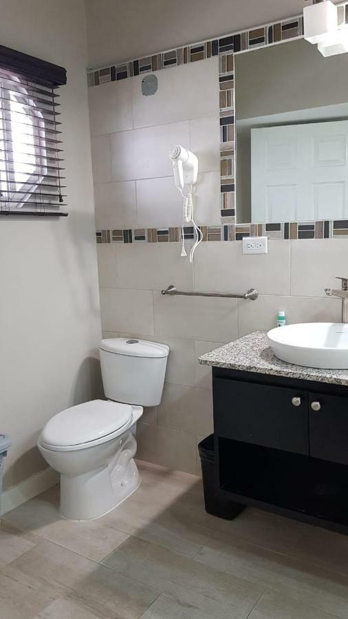 Christar Villas Hotel Kingston Ngoại thất bức ảnh